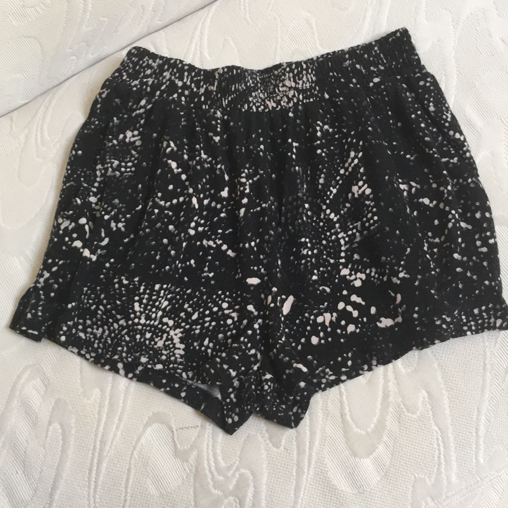 H&M Elastic Waist Black pattern Shorts Size S - Picture 1 of 3
